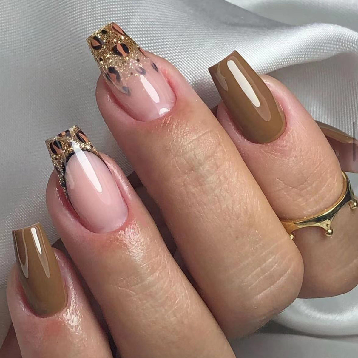 Glamouröse Akrylnägel mit Glitzer- und Leopardenmotiven Brehn