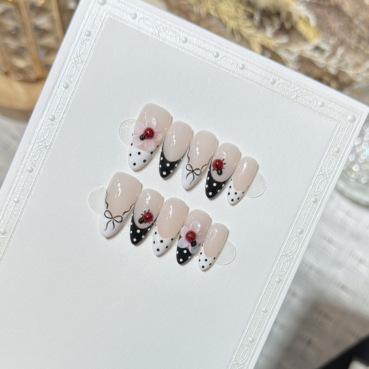 Künstlerisches Stiletto Press-On Nail Set mit floralen und Insektenmustern Brehn
