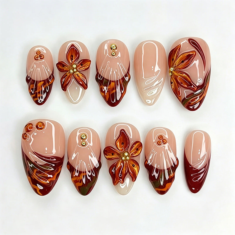 Kunstvolle Nageltips mit floralen Details Brehn