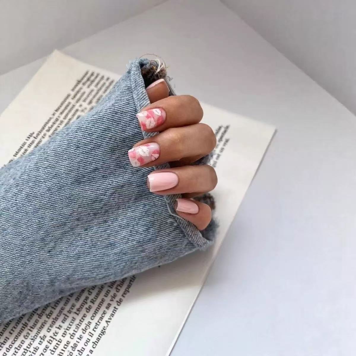Kunstnagelset mit elegantem Blumendesign Brehn