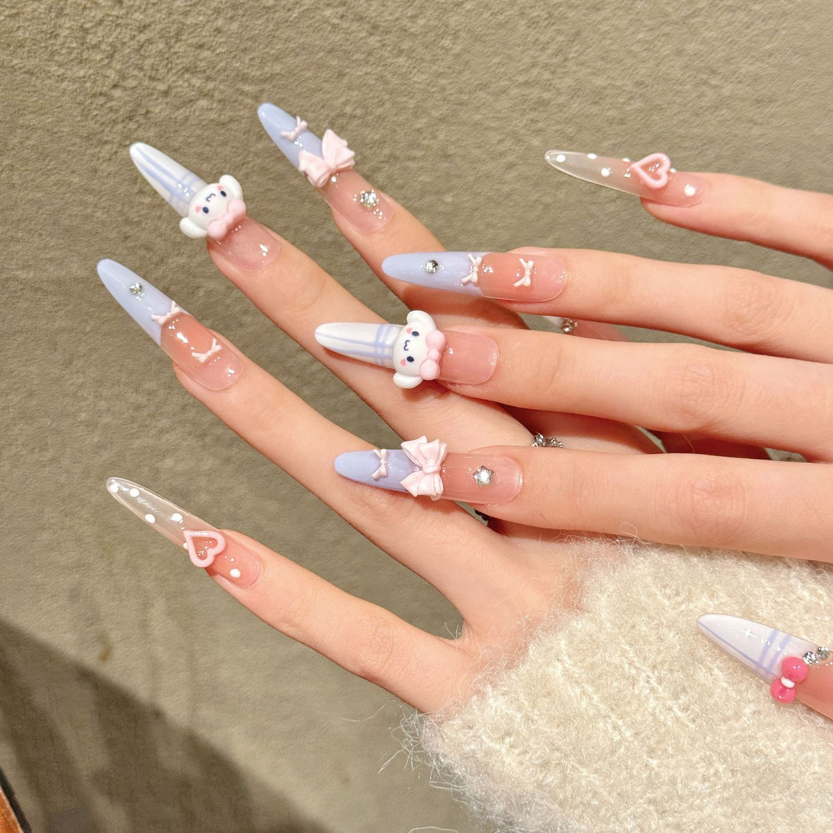 Dekoratives Press-On Nagelkunst-Set mit fantasievollen Charakteren