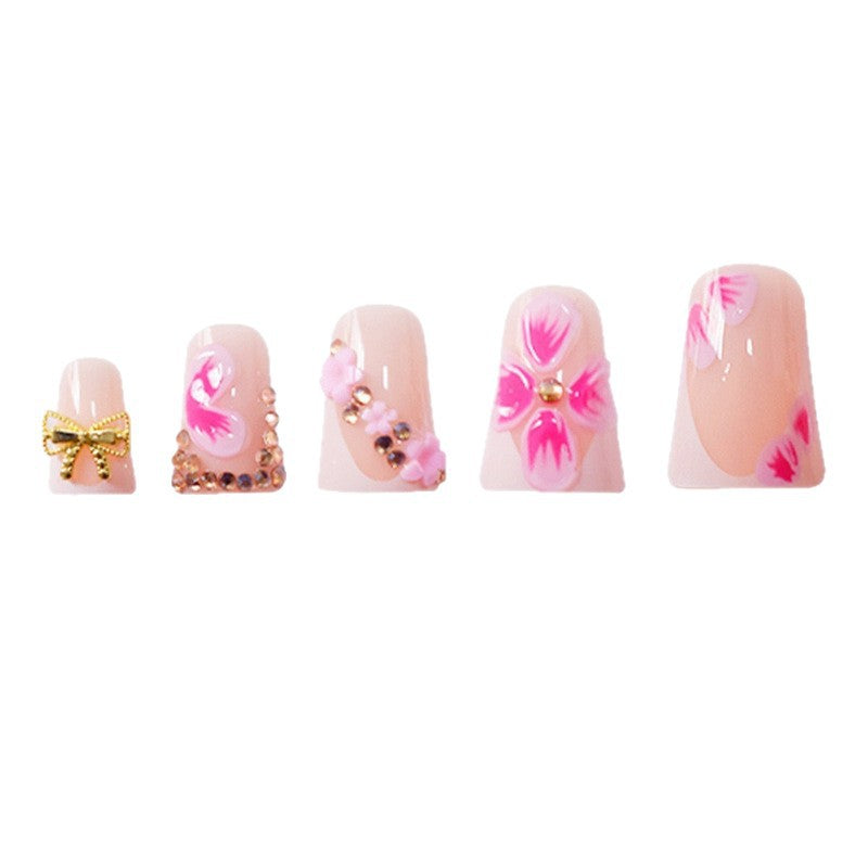 Elegante florale Press-On Nagelkunst mit Edelsteinakzenten Brehn