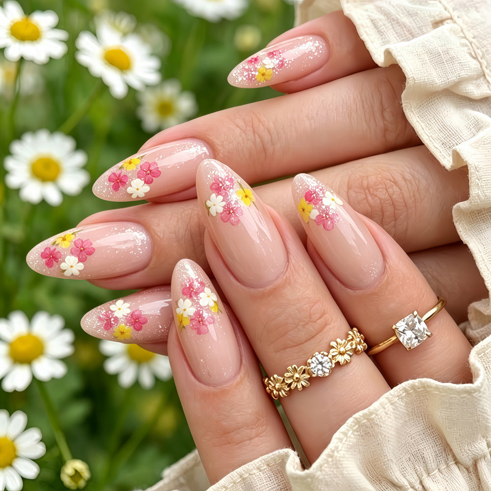 Elegante Kunstnägel mit Floralen Verzierungen Brehn