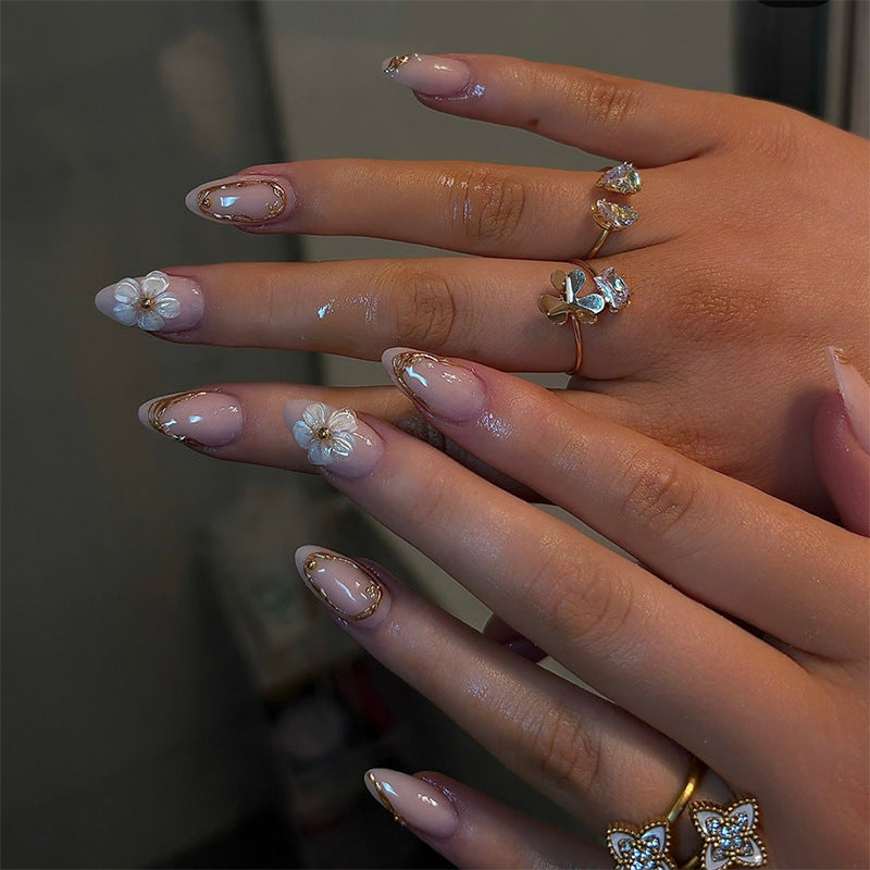 Luxuriöses Press-On Nail Art Set mit goldenen Akzenten Brehn