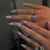 Luxuriöses Press-On Nail Art Set mit goldenen Akzenten Brehn