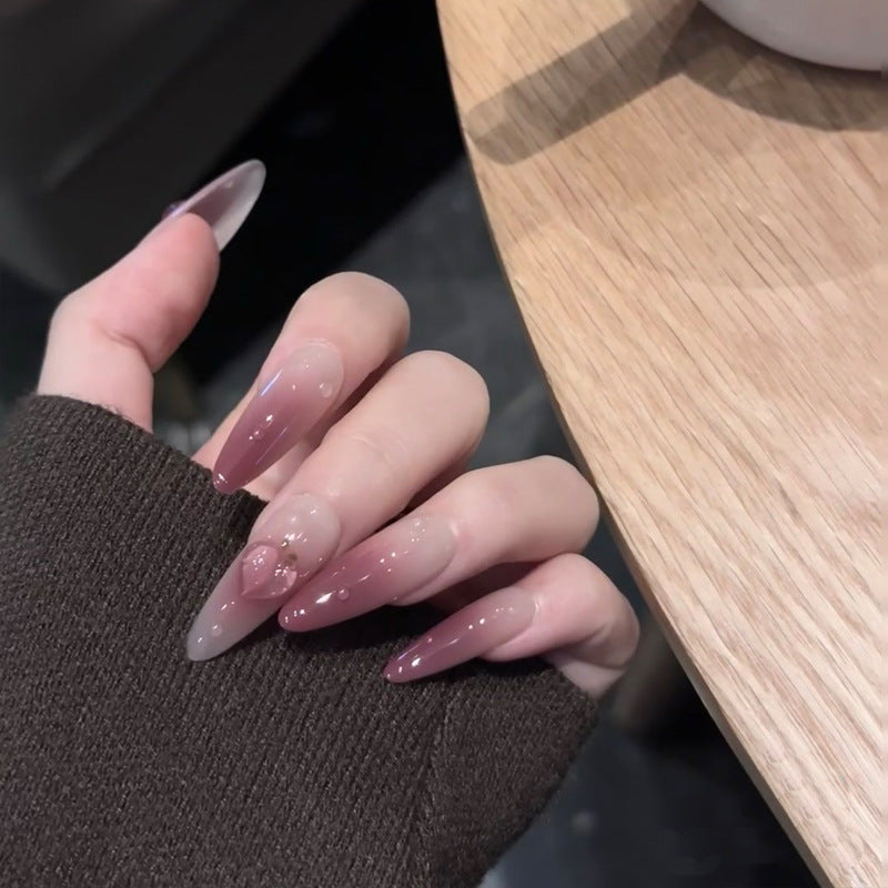 Elegante Stiletto Press-On Nägel mit Herzakzenten Brehn