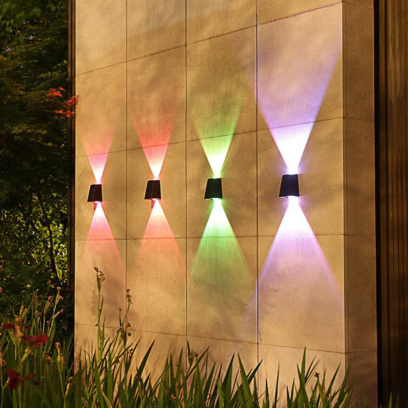 Abgewinkelte bidirektionale Solar-LED-Wand-Uplight-Downlight mit integriertem Photovoltaikpanel und Prismenlinse Brehn