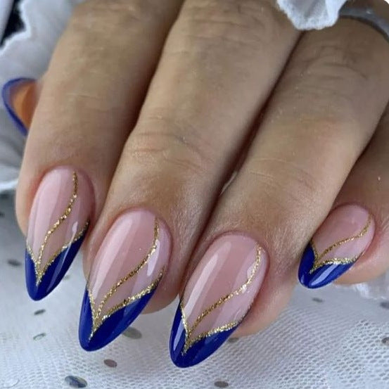 Künstlerisches Nageldesign mit eleganten goldenen Akzenten Brehn