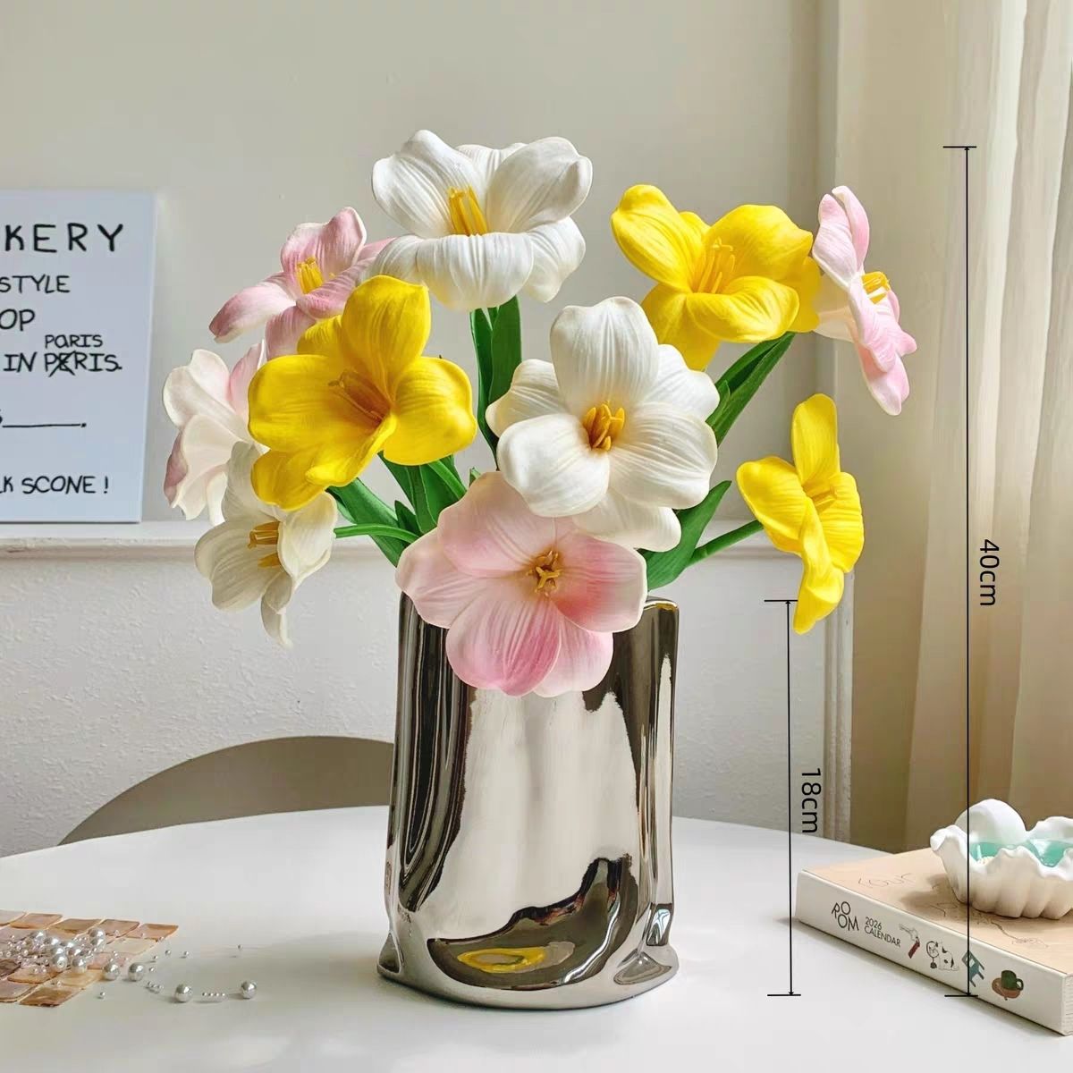 Lebensechte dekorative Blumenarrangement