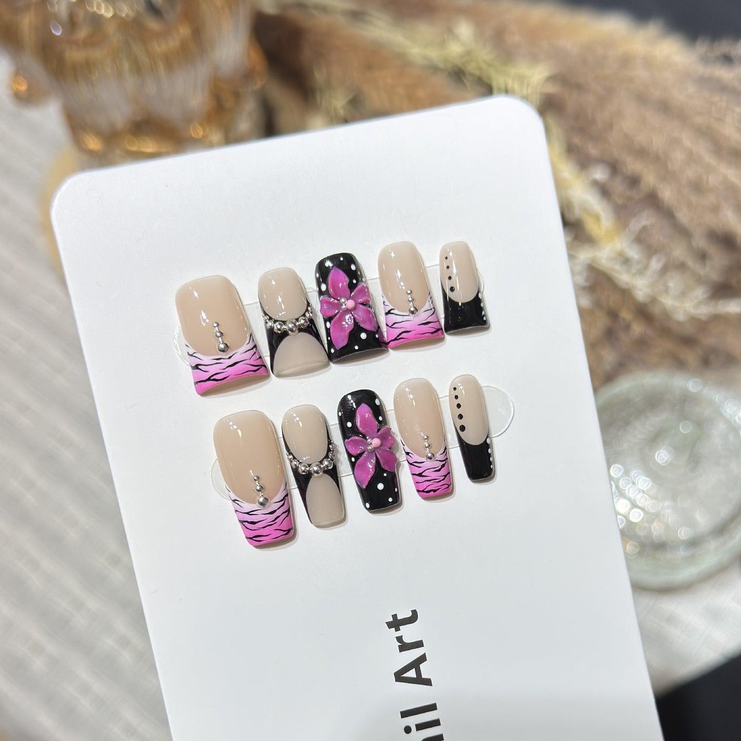 Dekoratives Press-On Nagel Set mit floralem und gestreiftem Design Brehn