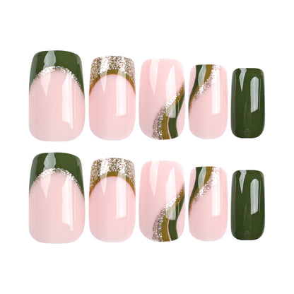 Kunstvolle Nagelverlängerungen mit goldenen Akzenten und elegantem Design Brehn
