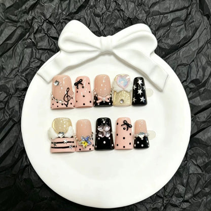 Dekoratives Press-On Nail Art Set mit einzigartigen Charms