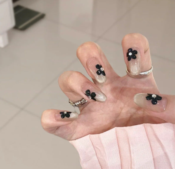 Dekoratives Press-On Nail Art Set mit niedlichen Schleifenakzenten Brehn