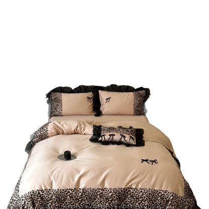 Premium-Satin-Bettbezug-Set mit Leoparden-Akzent und Chiffon-Rüsche