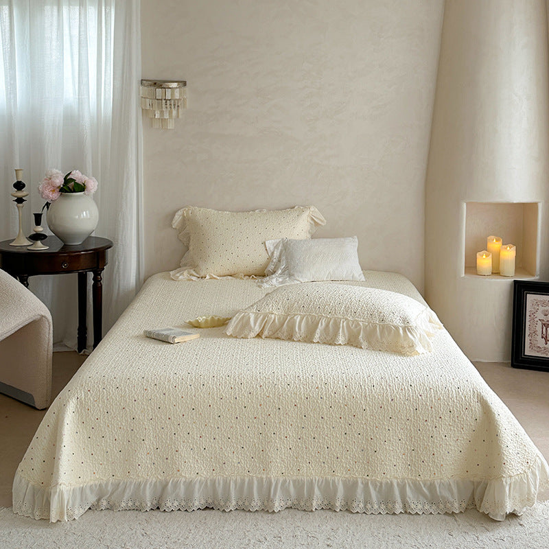 Vintage-inspirierte Baumwoll-Matelassierte Bettdecke mit Ösen-Spitzen-Rüsche und passendem Kissenbezug