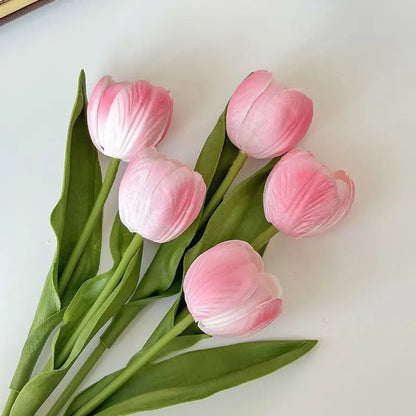 Dekorativer künstlicher Tulpenstrauß
