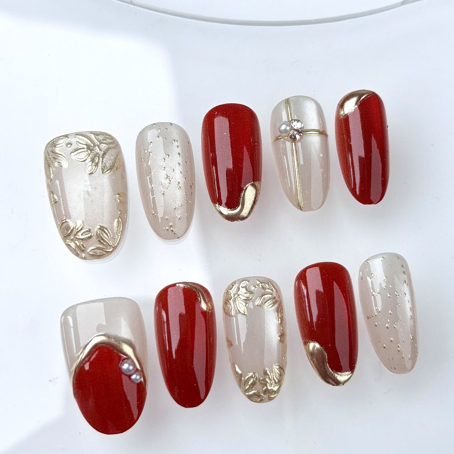 Kunstnägel mit elegantem Goldakzent Brehn