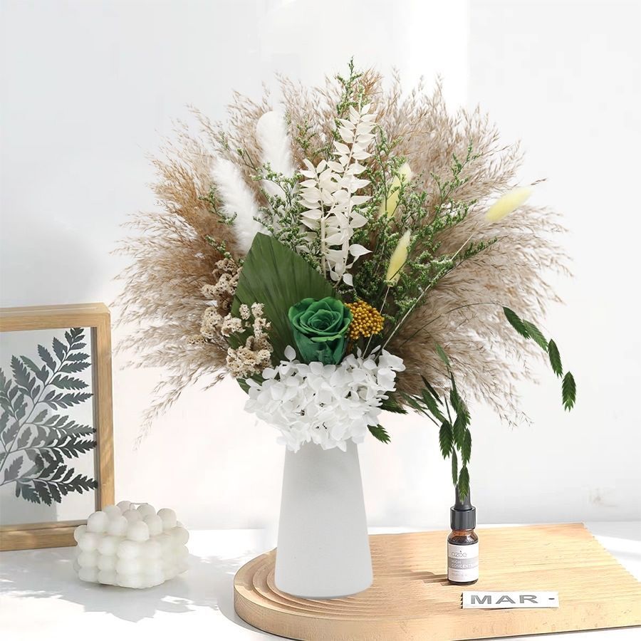 Elegante getrocknete Blumenarrangement Tischdekoration