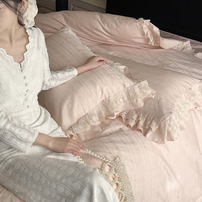 Elegantes Bettwäscheset mit Rüschenvolant, feiner Jacquardstruktur und Spitzenbesatz