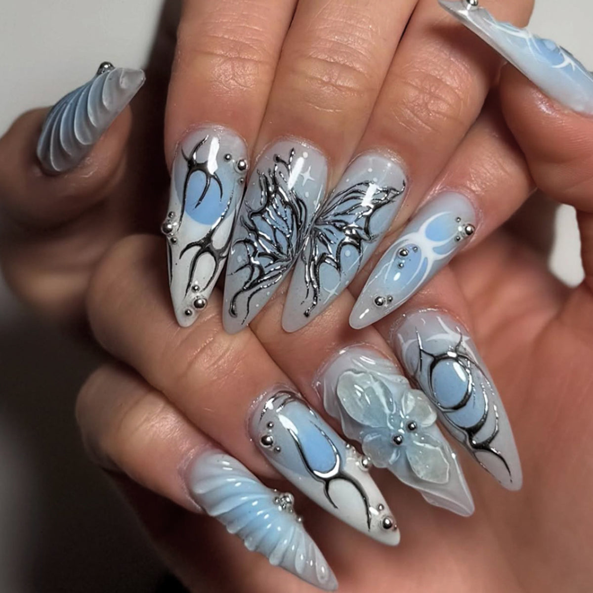 Kunstvolle Nagelverlängerungen mit floralem Design und Glitzer Brehn