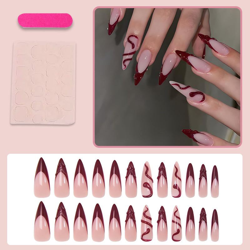 Kunstnägel mit glamourösen Spitzen und eleganten Akzenten Brehn