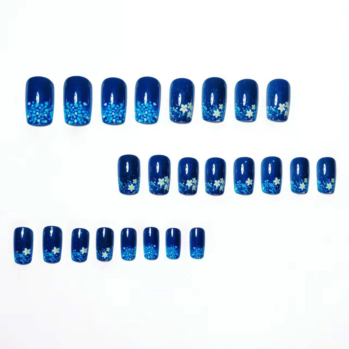 Kunstnägel mit Glitzerndem Blüten-Design Brehn