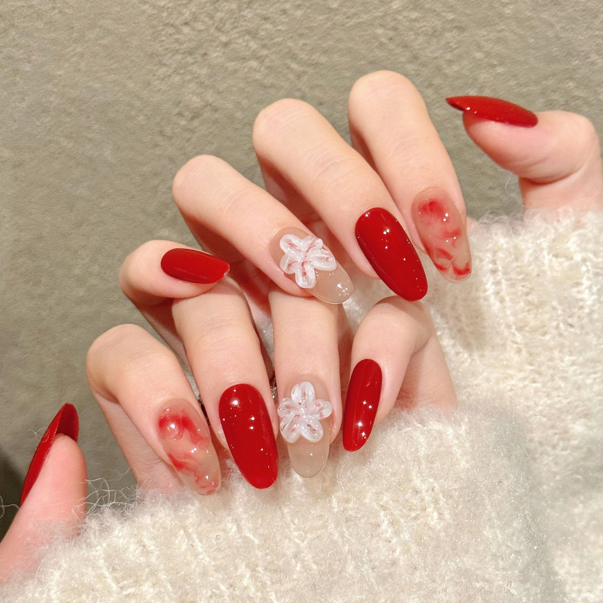 Künstlerische Press-On-Nagelkunst-Set mit floralem und glänzendem Design