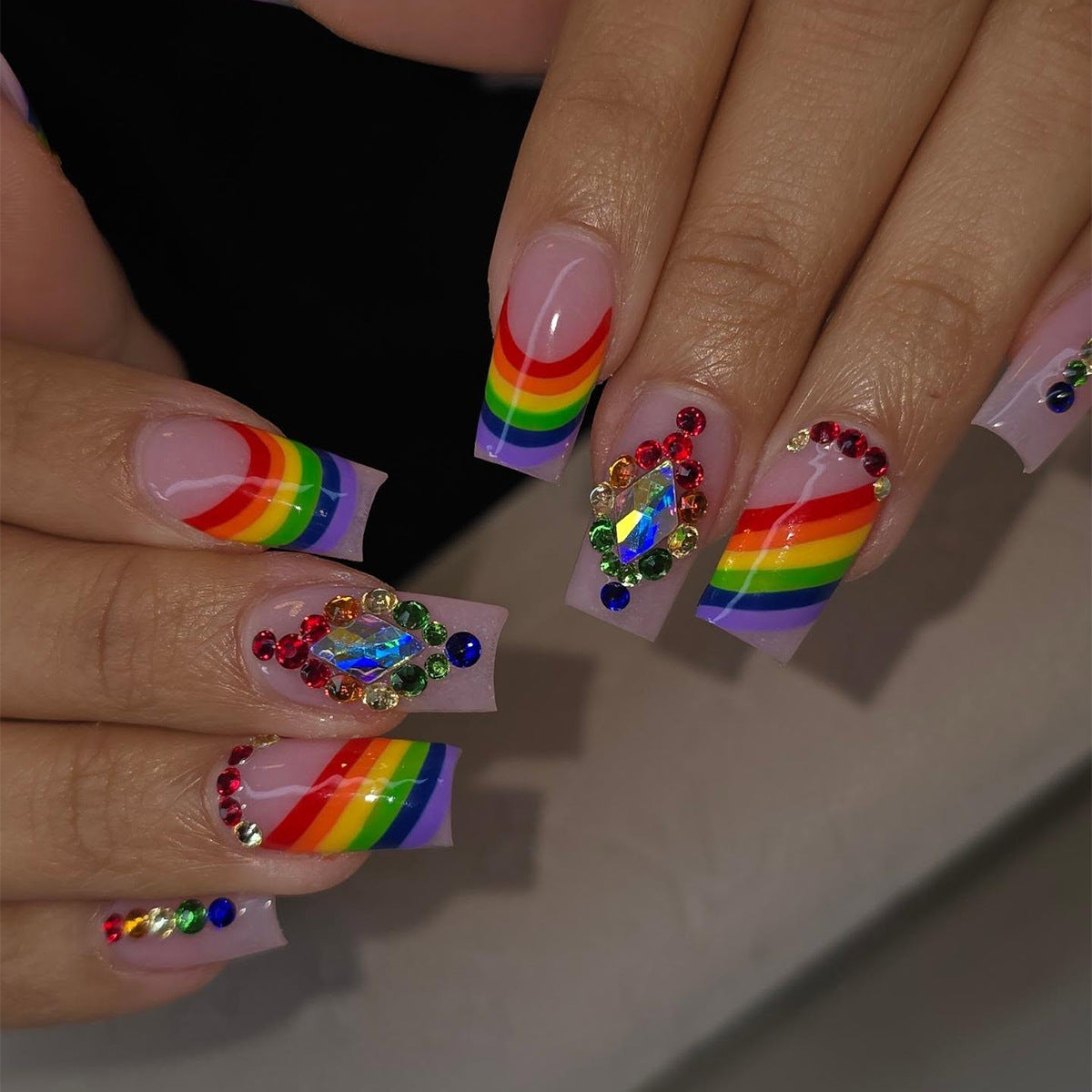 Glamorous Regenbogen-inspirierte Nail Art Extensions Brehn