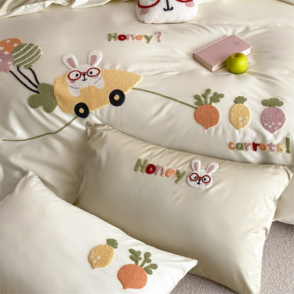 Kinder-gesticktes Baumwollsatin Bettwäsche Set mit plüschigem Hasenkissen und Karotten-Applikation