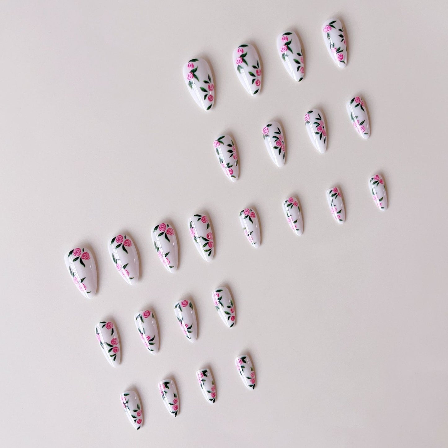 Kunstnagelset mit romantischen Rosenmotiven Brehn