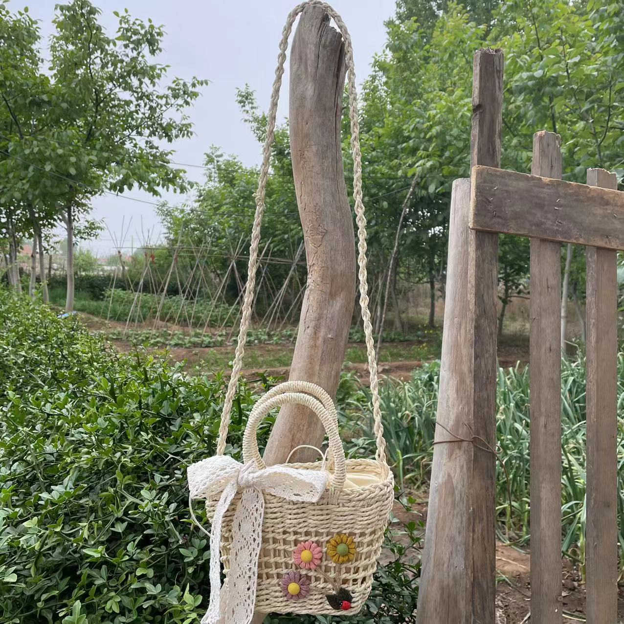 Verspielte Korbtasche mit Floralen Akzenten Brehn