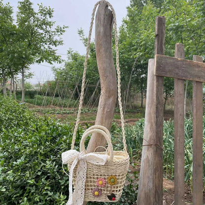Verspielte Korbtasche mit Floralen Akzenten Brehn