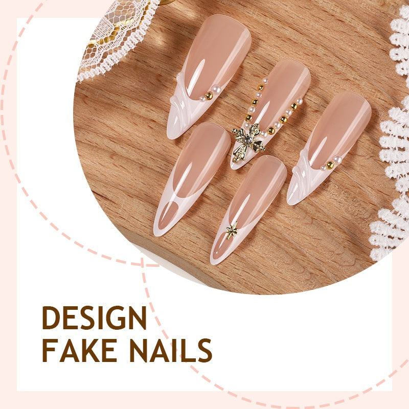 Elegantes künstliches Nagelset mit einzigartigen Verzierungen Brehn