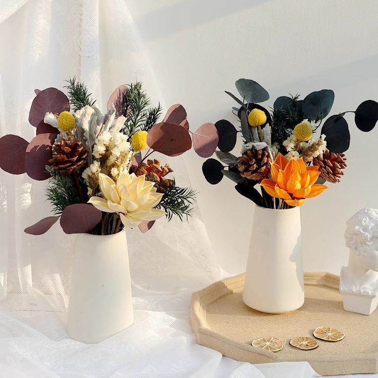 Trockenblumenarrangement mit Tannenzapfen und natürlichen Akzenten