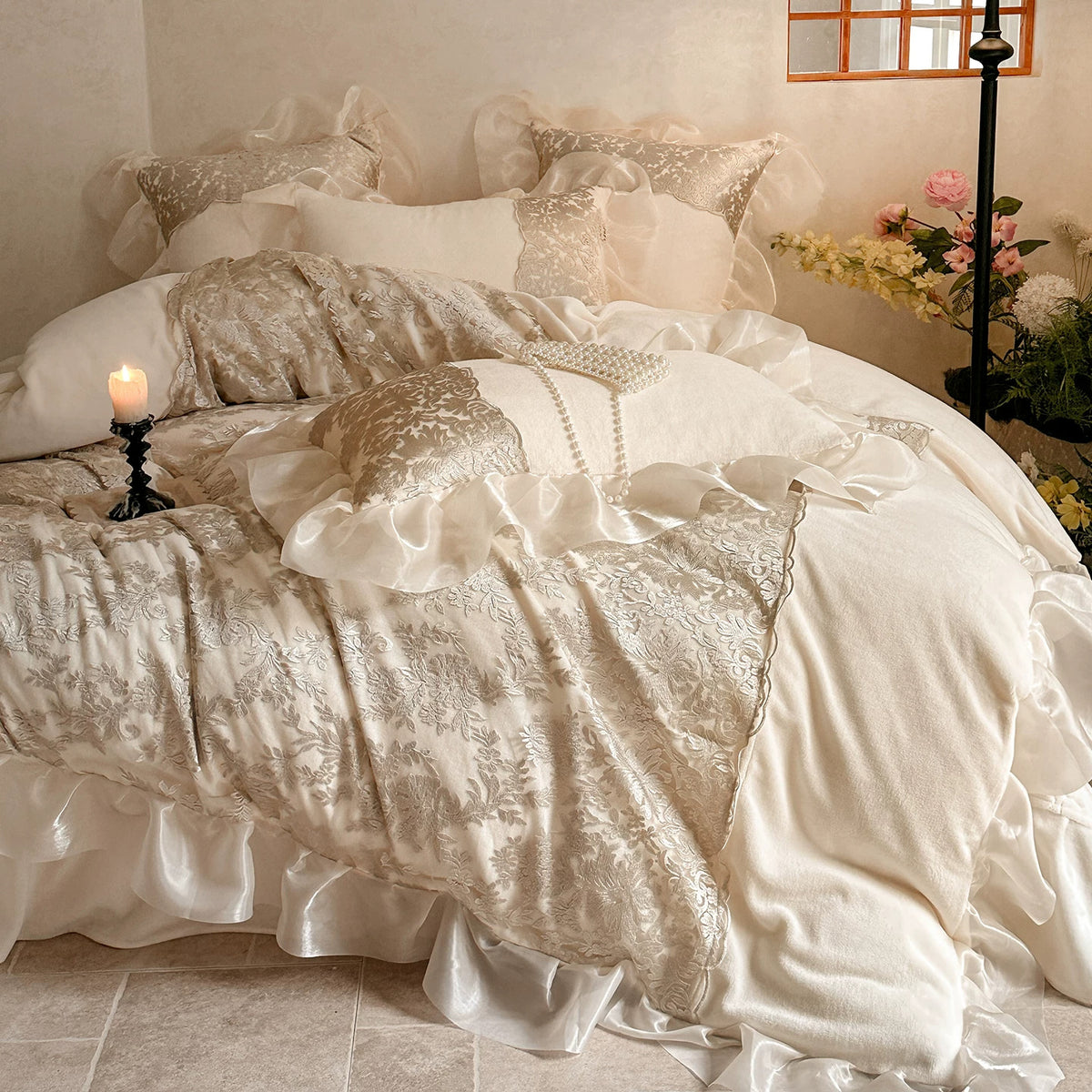 Luxus Jacquard Satin-Trim Rüschende Bettbezug Set mit Besticktem Floralem Matelassé & Dekorativen Kissenbezügen