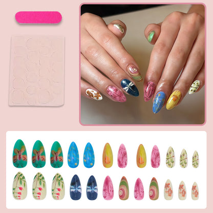 Kunstnagelset mit kreativen Handgemalten Designs und eleganten Details Brehn