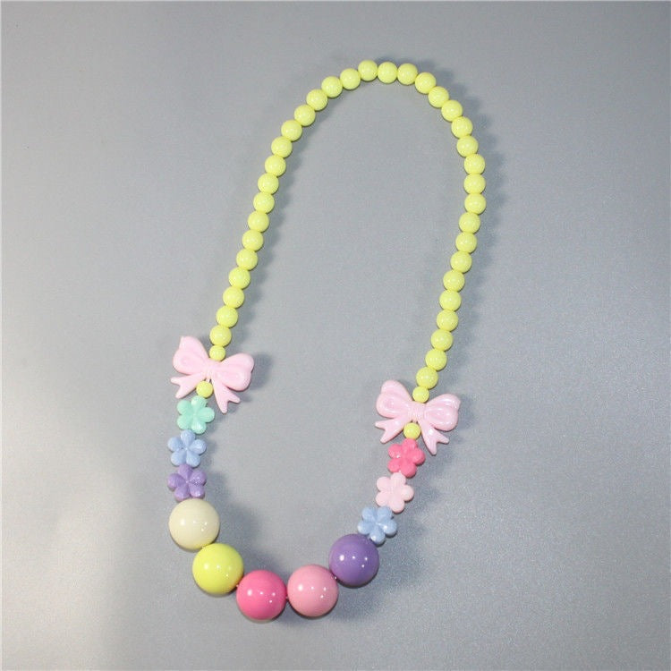 Bunte Perlenkette mit Floralen Elementen Brehn