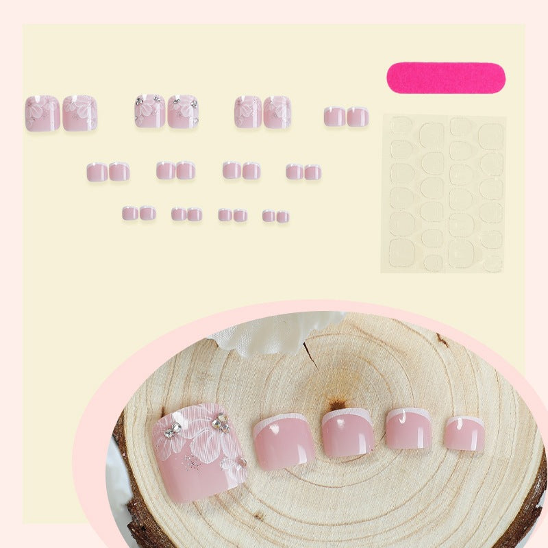 Kunstnagelset mit zarten Blüten-Design und Glitzerakzenten Brehn