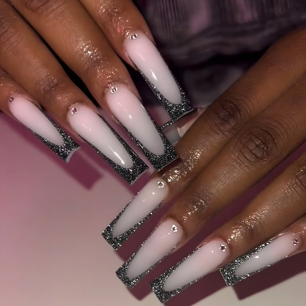 Elegante Stiletto Press-On Nägel mit glitzernden Spitzen Brehn