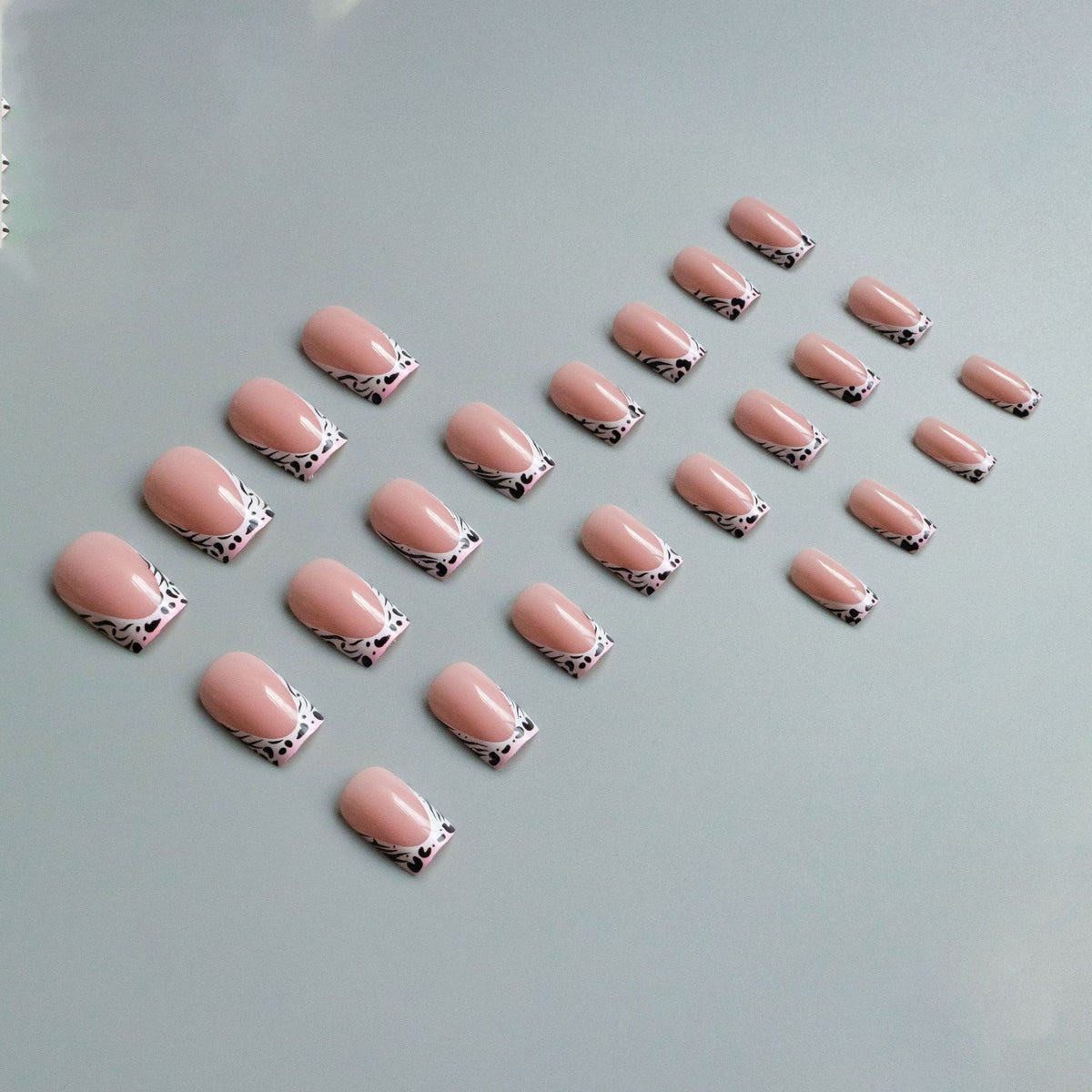Dekoratives French Tip Nagelkunst Set