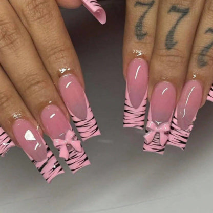 Künstlerische Zebra-Print-Nagelerweiterungen Brehn