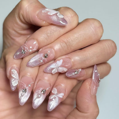 Kunstvolle Nagelverlängerungen mit zarten Blumenmotiven Brehn