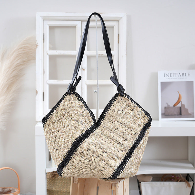 Handtasche Aus Geflochtenem Naturmaterial mit Kontrastierenden Ledergriffen Brehn