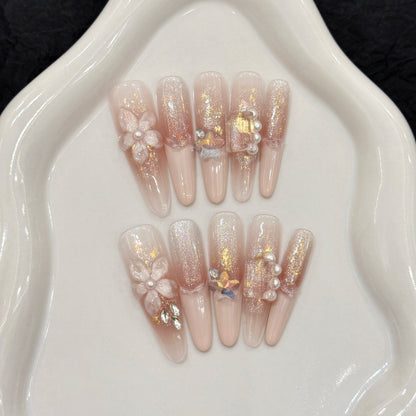 Dekorativer Press-On Nagelset mit glamourösen Perlen- und Glitzerakzenten