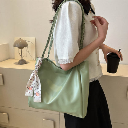Glänzende Kunstleder Shopper Tasche mit geflochtenen Trägern