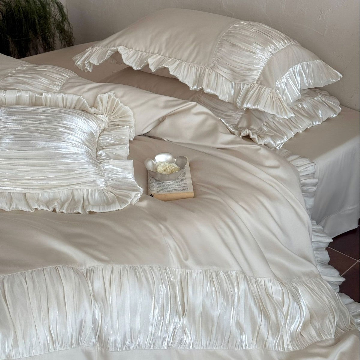 Romantisches Satin-Bettwäsche-Set mit Rüschen und plissierten Einsätzen