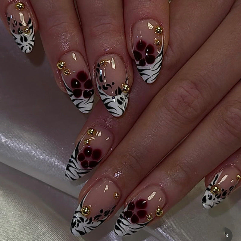 Kunstnagelset mit Blumen- und geometrischem Design Brehn