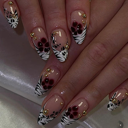 Kunstnagelset mit Blumen- und geometrischem Design Brehn