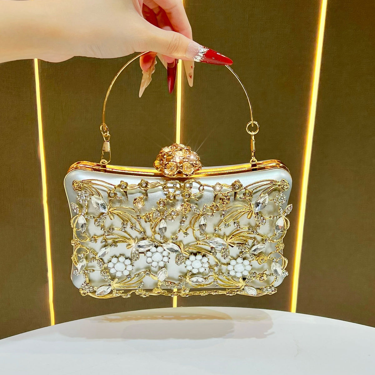 Luxuriöse mit Blumen verzierte Abendtasche