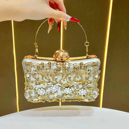 Luxuriöse mit Blumen verzierte Abendtasche